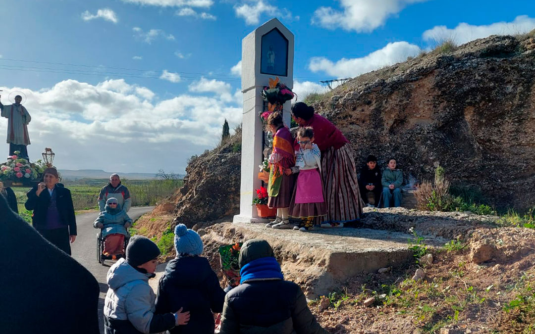 Ofrenda floral en el pilón de San Javier en la procesión. / Ayto. Jatiel