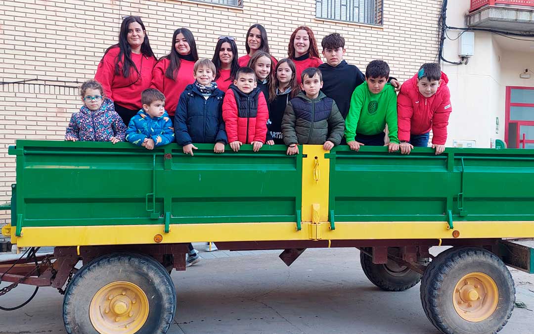 También los pequeños ayudaron a traer la leña. / Ayto. Jatiel