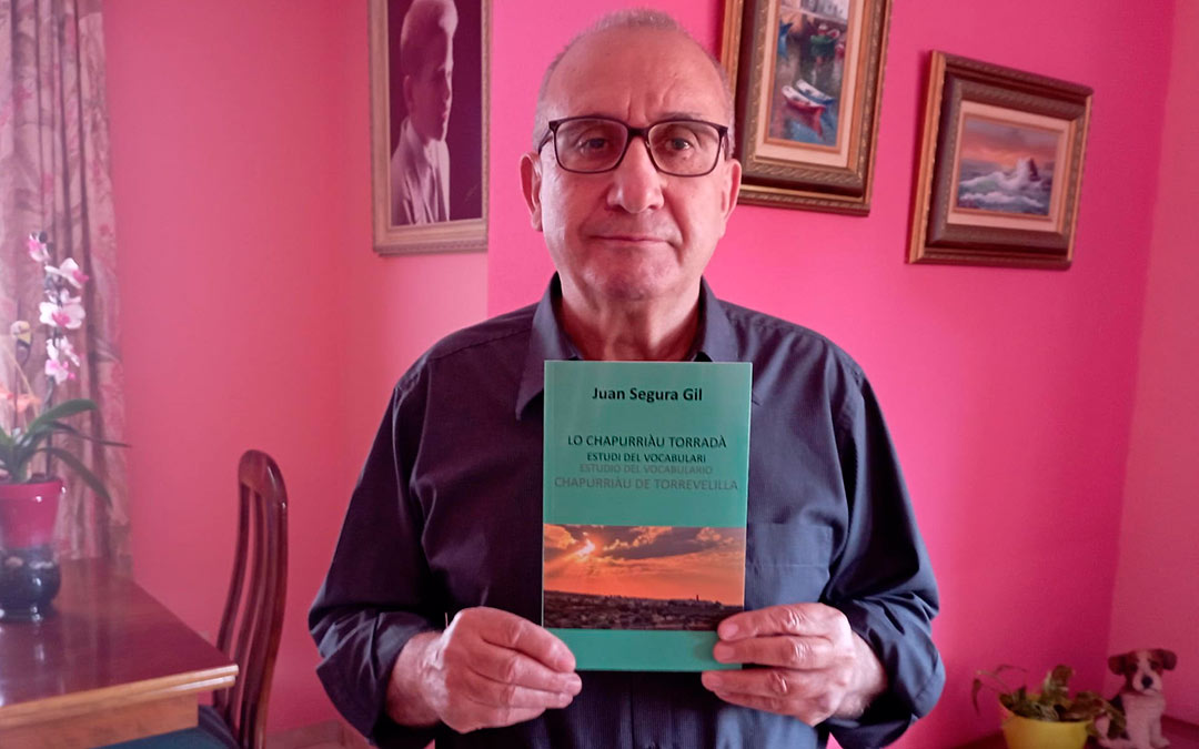 Juan Segura presenta su obra 'Lo Chapurriàu Torradà: estudi del vocabulari'./ J.S.