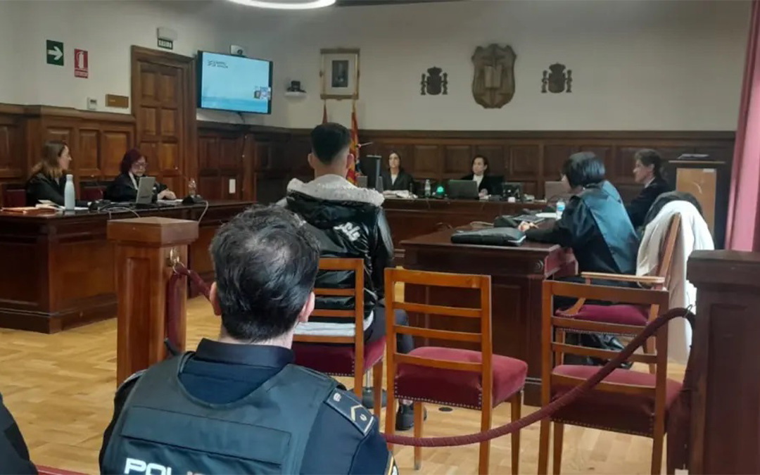 El joven acusado de agresión sexual se sentó el martes en el banquillo de la Audiencia de Teruel./ Heraldo