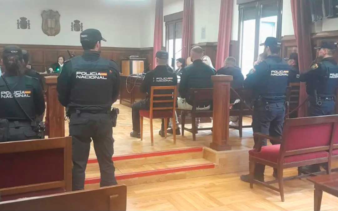 Un momento de la vista celebrada este martes en la Audiencia de Teruel. A la izquierda, los acusados./ Heraldo