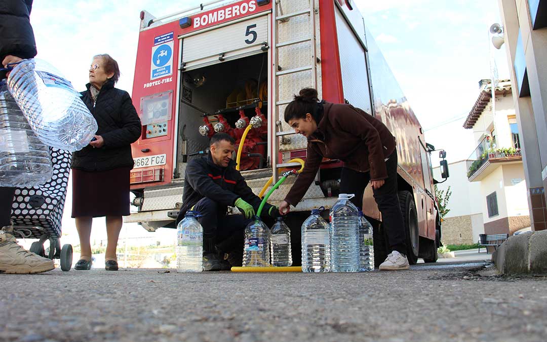 Los Bomberos de la DPT en una de las salidas a rellenar garrafas en La Codoñera. / B. Severino