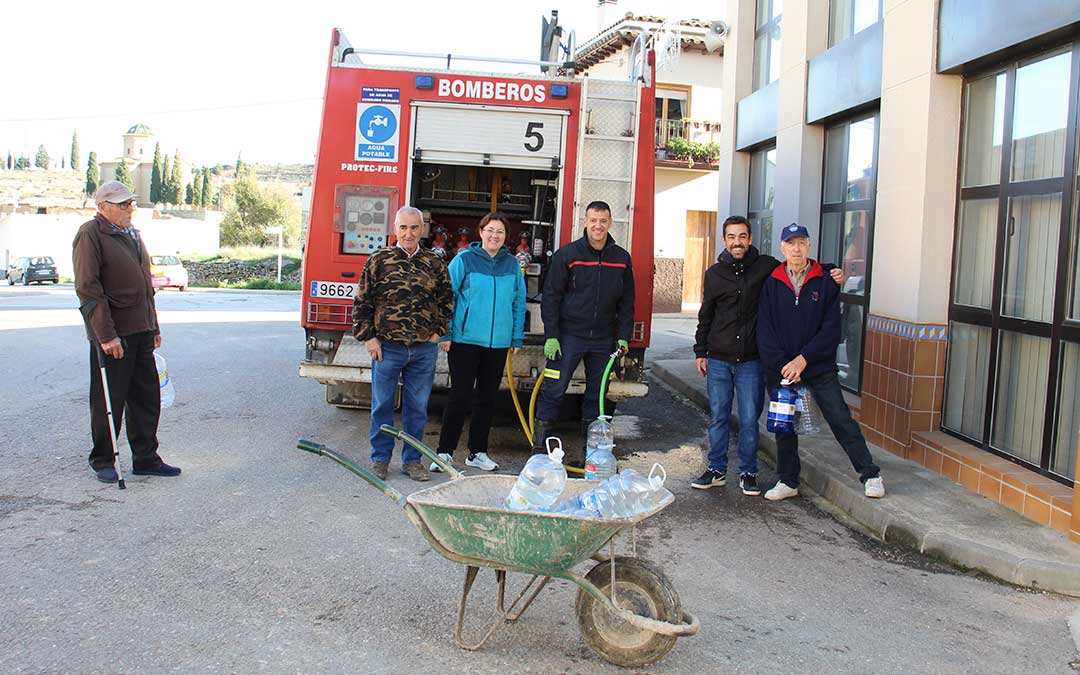 Bomberos de la Diputación de Teruel han estado ayudando durante estas semanas para combatir la falta de agua en pueblos como La Codoñera./ Beatriz Severino.