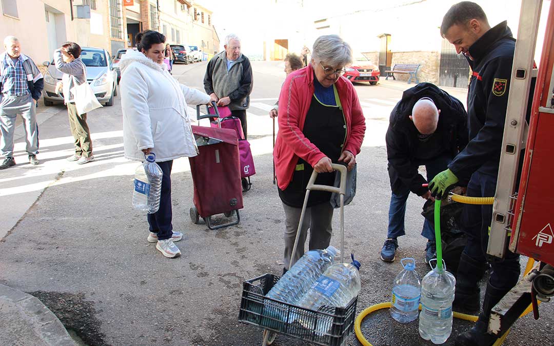 El camión de Bomberos de la DPT en el llenado de garrafas a los vecinos de La Codoñera. / B. Severino