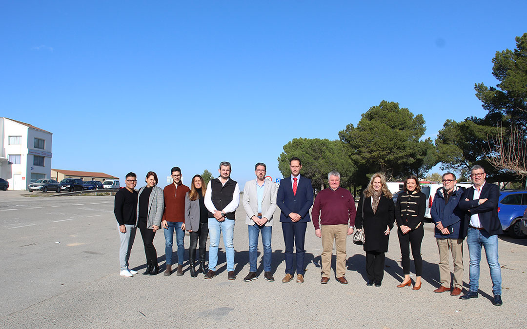 El subdelegado, en el centro, rodeado del alcalde y la corporación municipal poblana, y representantes de Adibama, Cámara y Creative y Nett, al frente del Plan. / B. Severino