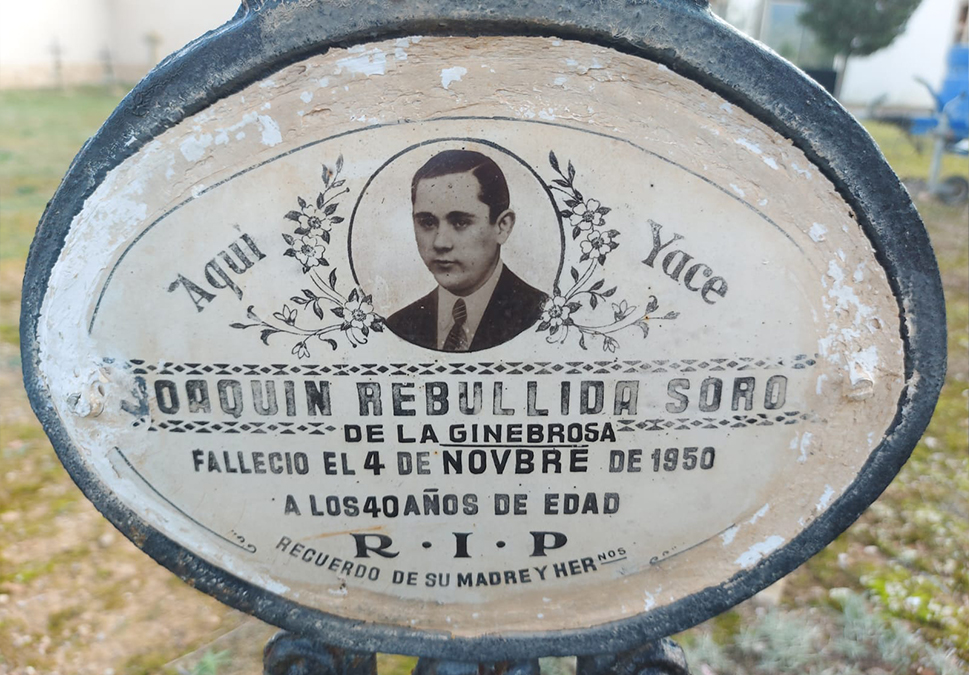Placa colocada sobre la tumba de Joaquín en Aguaviva./ ArqueoAntro