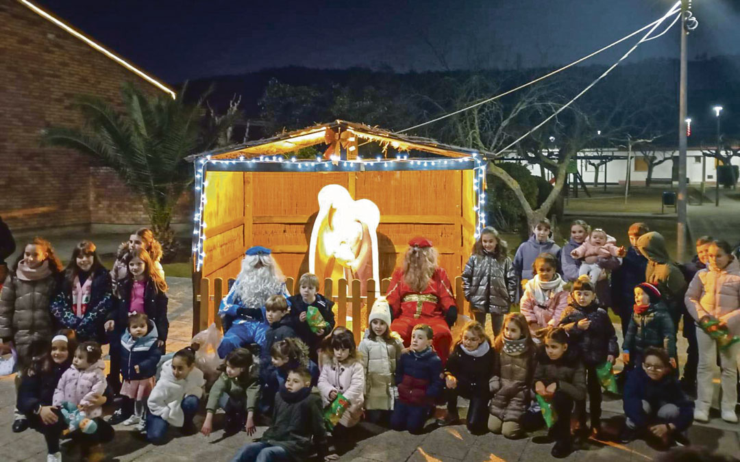 En Fayón un gran número de niños se acercó para entregar su carta a los pajes. Después se entregó el premio al mejor Belén. / Ayto