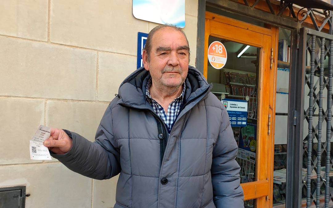 Miguel, agraciado con un pellizco del cuarto premio en Alcañiz./I.M