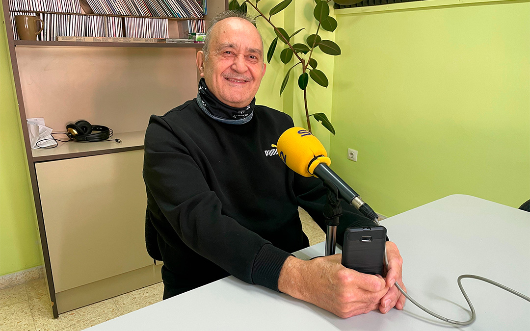 Manuel Buenacasa en Radio Caspe./ S.F.