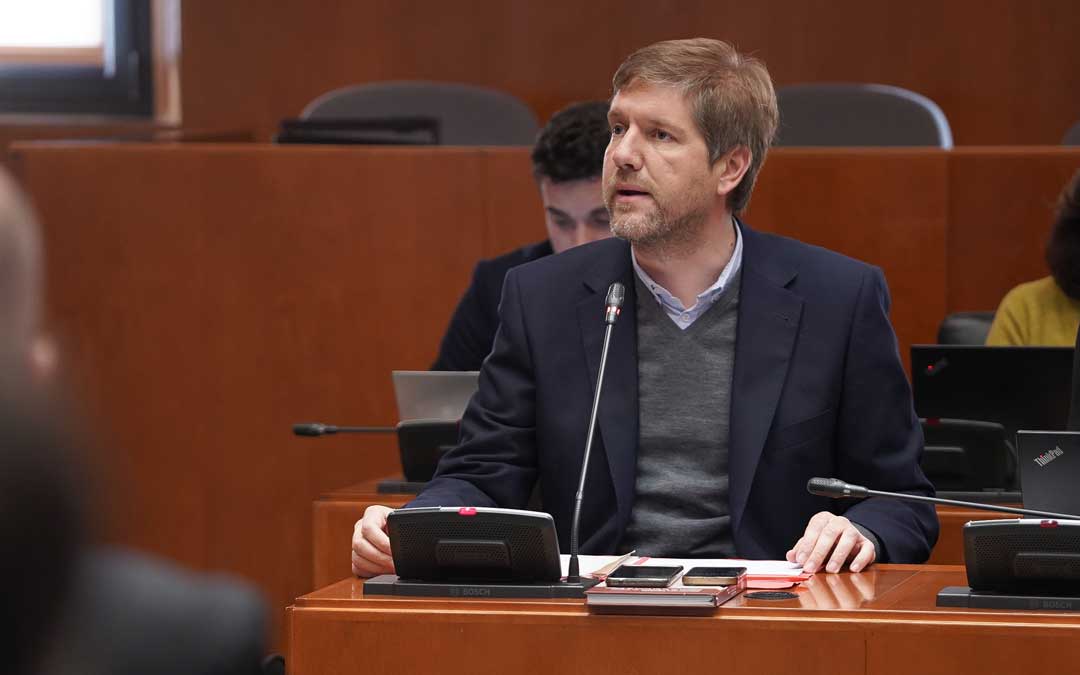 El portavoz del PSOE, Marcelino Iglesias, durante la comisión de Agricultura./ DGA
