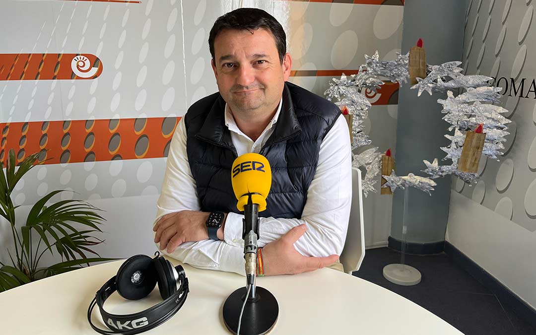 Miguel Ángel Estevan, alcalde de Alcañiz, en los estudios de Radio La Comarca./ La COMARCA