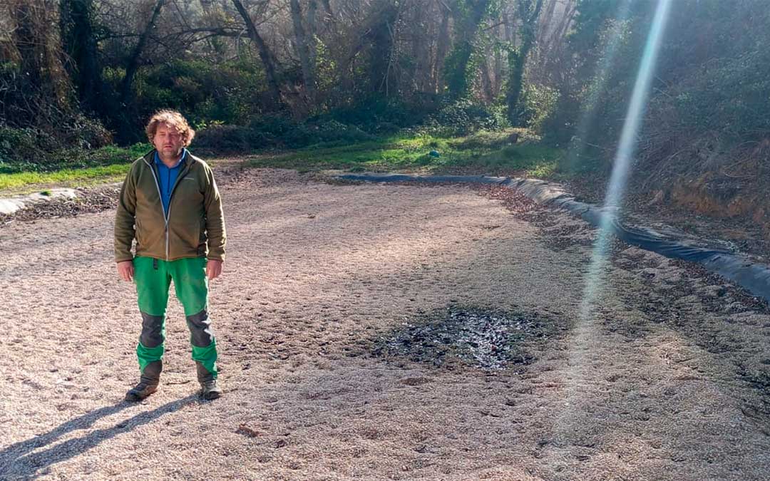 El teniente alcalde de Molinos, David Soler, sobre una de las balsas de la renovada depuradora./ Ayto.