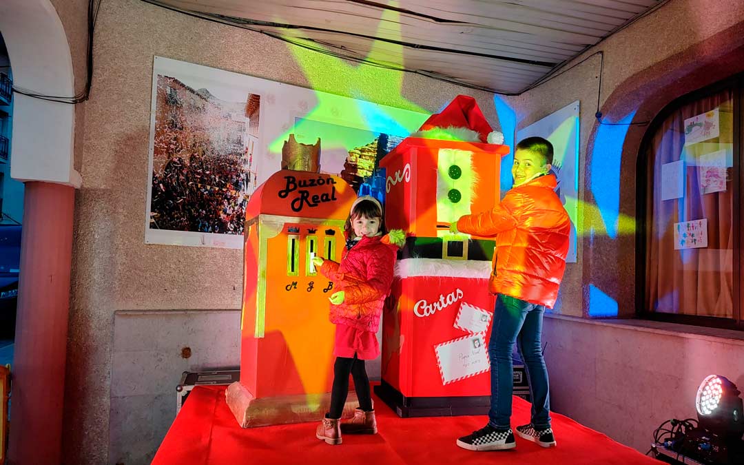 Dos niños dejando sus cartas en los buzones de los Reyes Magos y Papá Noel./ Asoc. Empresarial Alcorisa