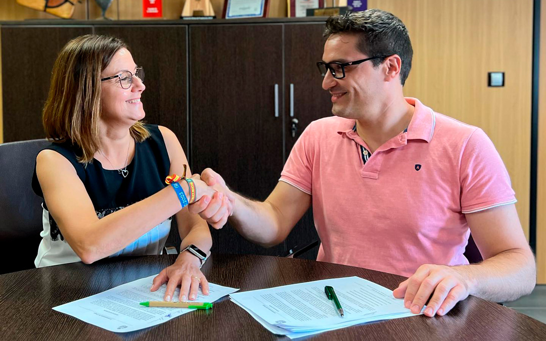 Imagen de archivo del pacto entre PP y Somos Caspe./ L.C.