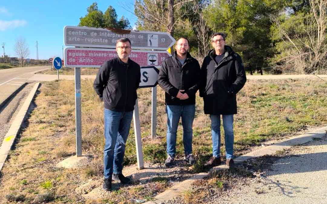 Los alcaldes de Andorra, Rafa Guía, y de Ariño, Carlos Ros, junto al diputado autonómico, Ángel Peralta han visitado el tramo./ PSOE de Teruel