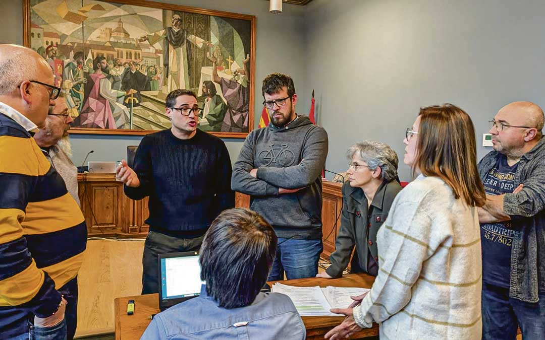 La alcaldesa Ana Jarque junto con varios concejales en el receso del pleno./ S.F.