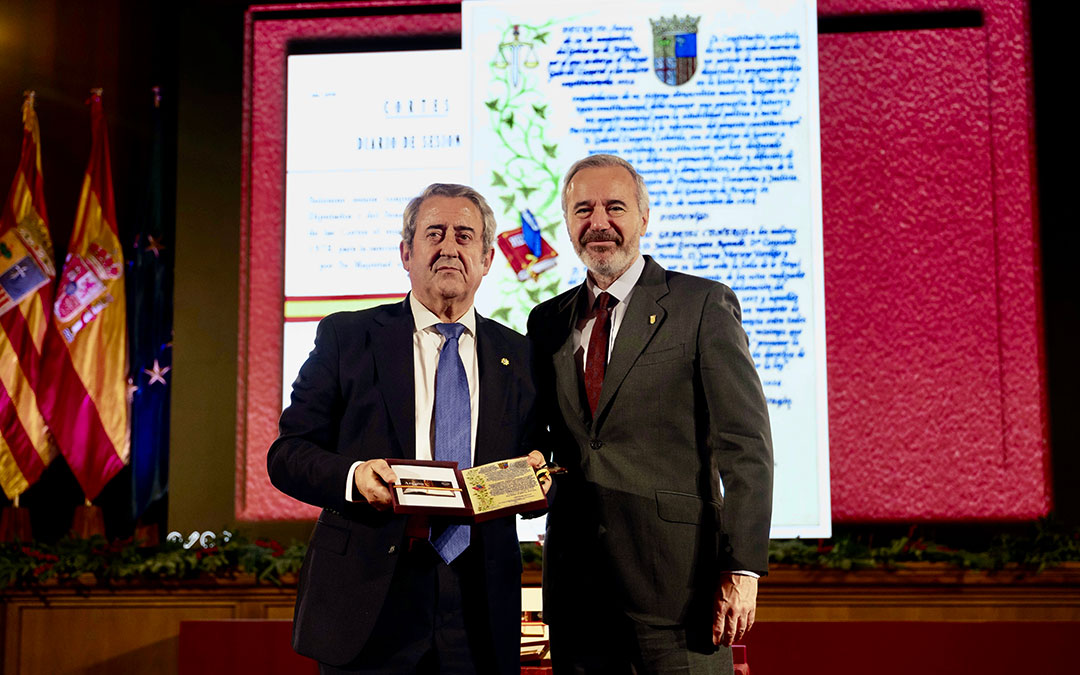 El fiscal alcorisano Javier Zaragoza, con el Premio Gabriel Cisneros que le entregó el presidente de Aragón, Jorge Azcón. / Fabián Simón - DGA