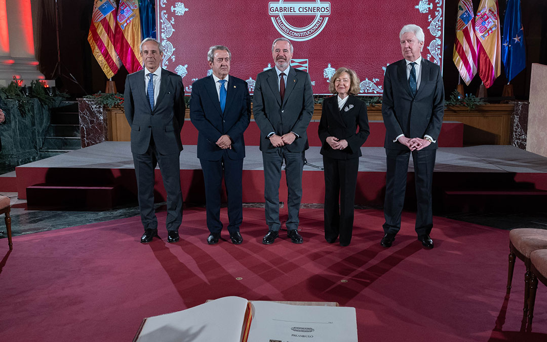 Jaime Moreno, Javier Zaragoza, Jorge Azcón, Consuelo Madrigal y Fidel Cadenas en la entrega del II Premio Gabriel Cisneros. / Fabián Simón - DGA
