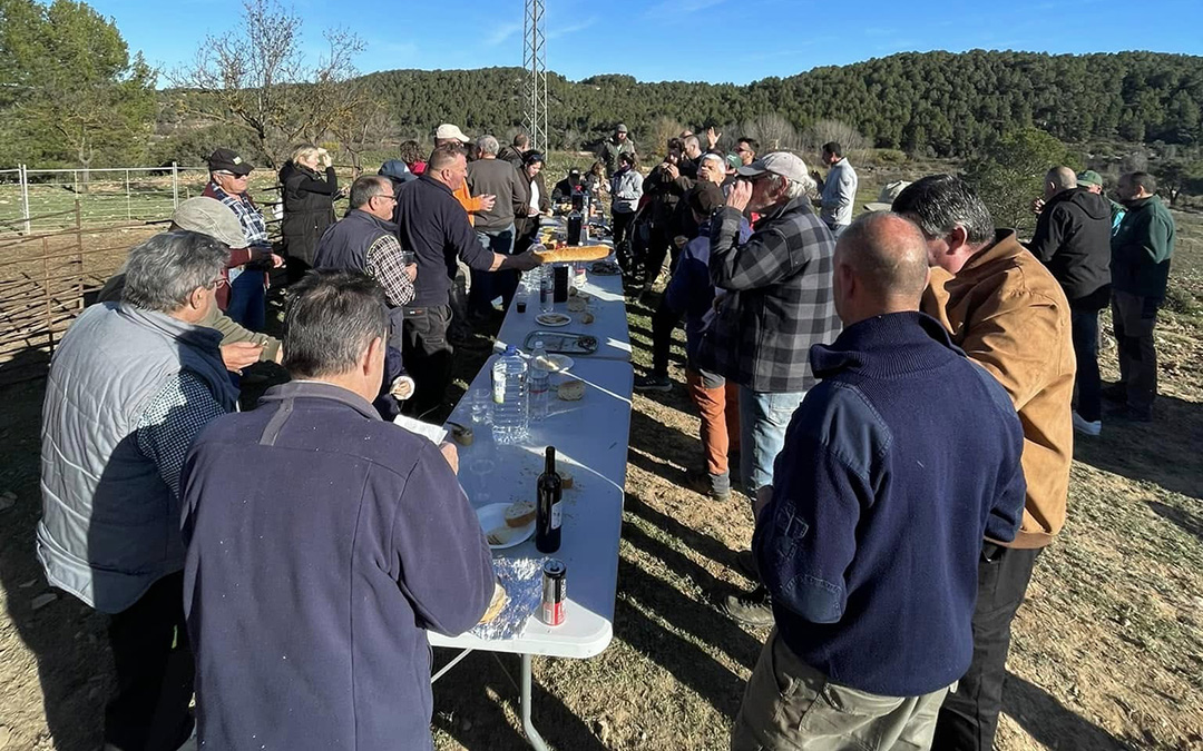 Participantes y asistentes al I Open de Perros Pastores de Valdeltormo disfrutan de un momento de convivencia durante la jornada de puertas abiertas, acompañados de una degustación de productos locales./ J.R.B.