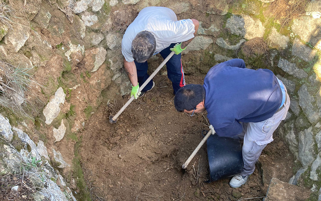 Limpiado una de las balsas que forman parte del proyecto. / María Pilar Serres