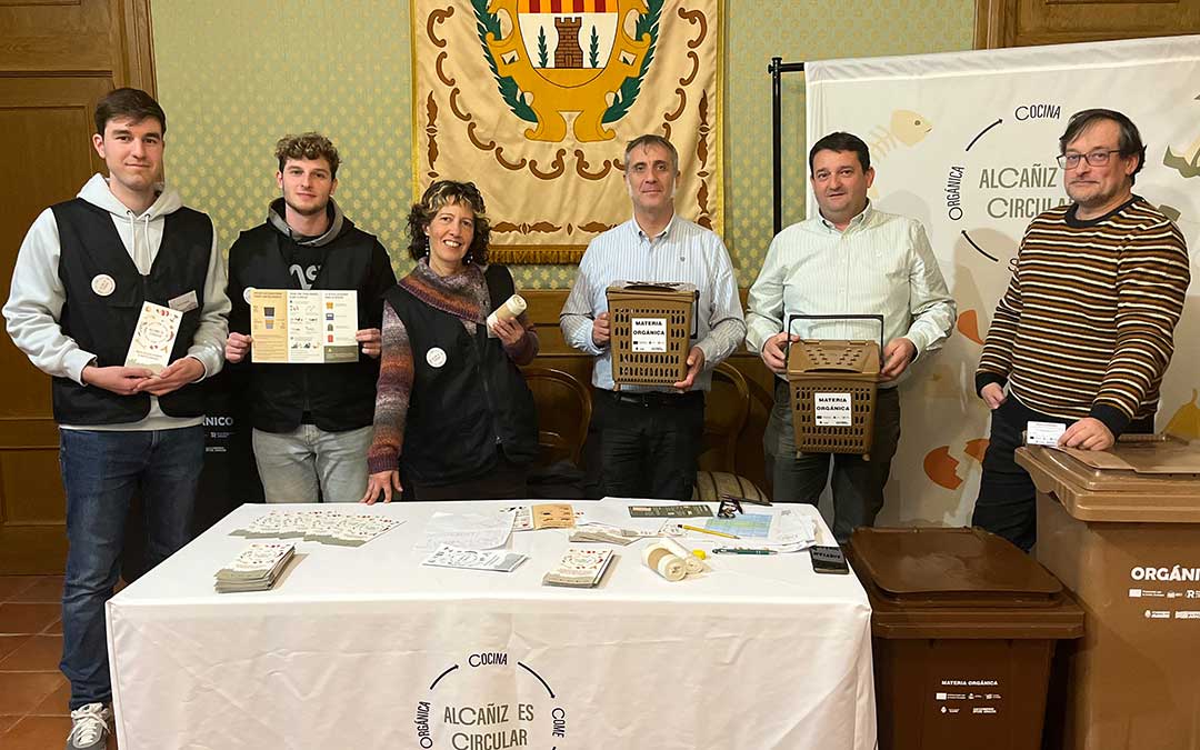 El alcalde, el concejal y el técnico de Medio Ambiente junto a las personas contratadas para la campaña informativa este jueves / L.C.B.
