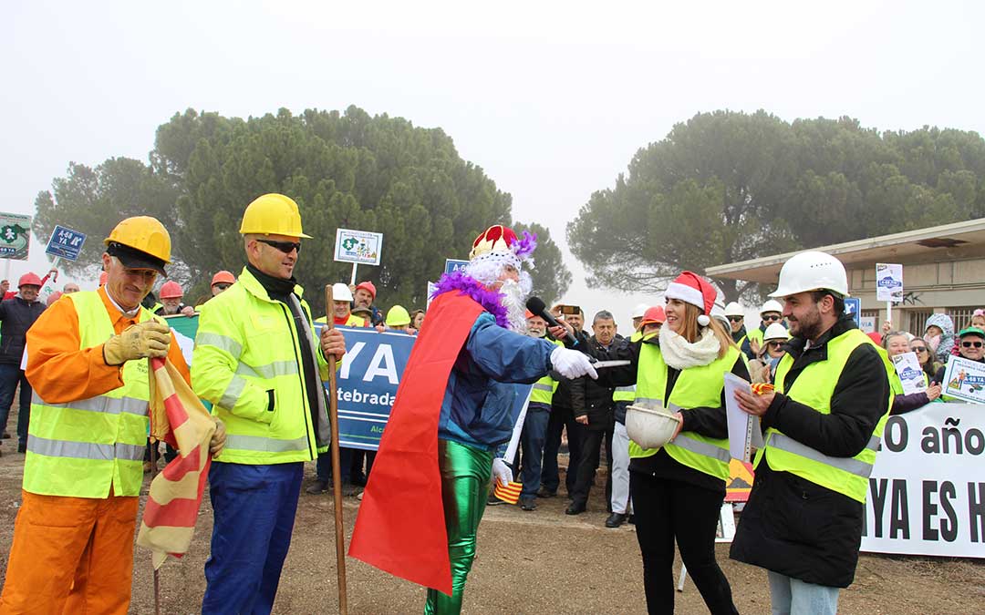 San Inocente fue la "autoridad competente" para inaugurar el metro de la A-68 Regallo-Regallo. / B. Severino