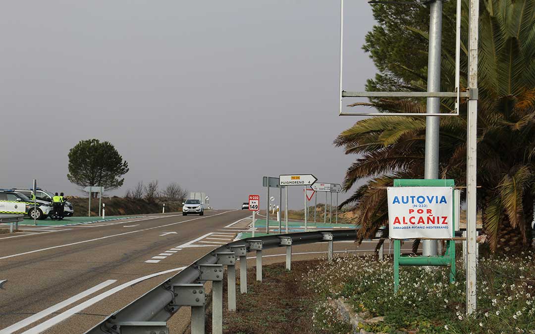 Carteles que lucen al paso por El Regallo en la N-232. / B. Severino
