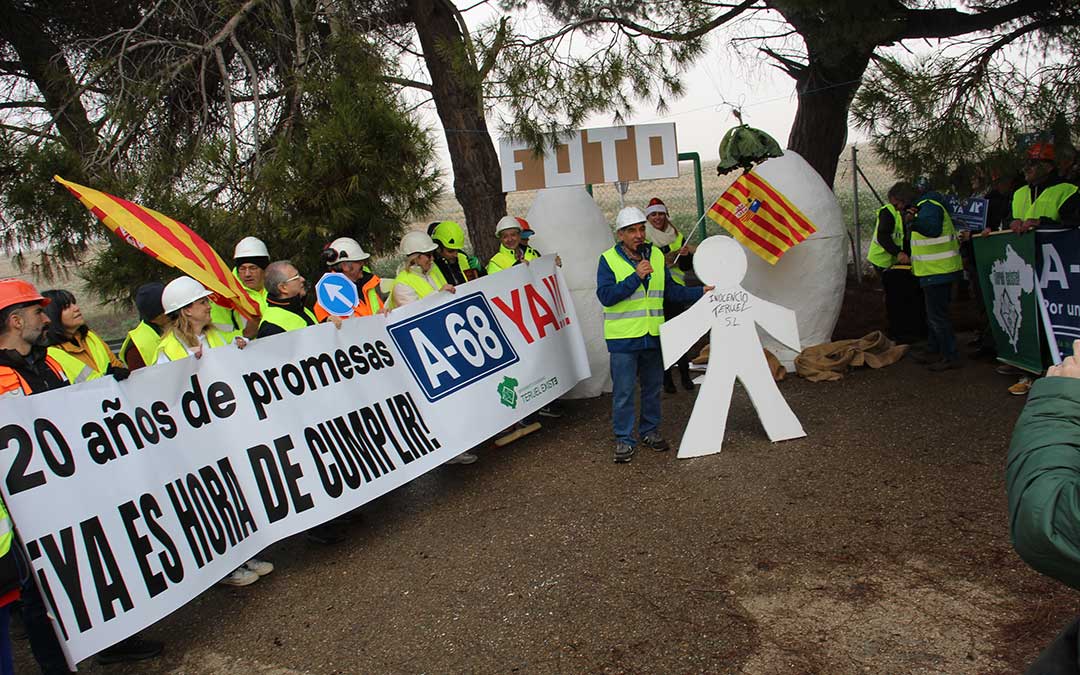 Photocall con dos huevos de gallina gigantes donde hacerse fotos tras la simulación de construcción de la A-68 en El Regallo. / B. Severino