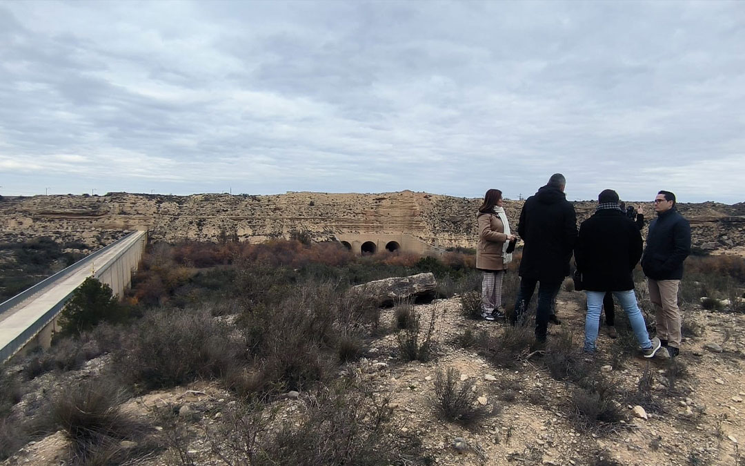 Visita al terreno donde se acometerá la recuperación del cauce./ Ayto. Caspe
