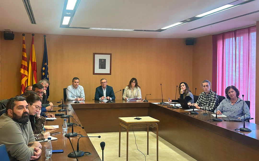 Reunión de este martes del presidente de la DPT, Joaquín Juste y; la Diputada Provincial, Marta Sancho junto a los representantes de las comarcas mineras turolenses. / DPT