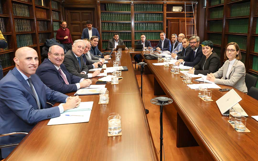 La secretaria general de Transporte Terrestre del Ministerio de Transportes y Movilidad Sostenible, Marta Serrano, y el consejero de Fomento, Vivienda, Logística y Cohesión Territorial del Gobierno de Aragón, Octavio López, se han reunido este lunes./ Ministerio