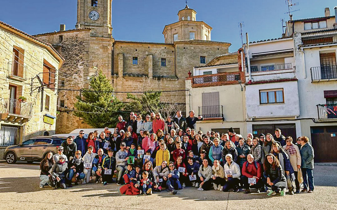 Foto de familia de los participantes de la San Silvestre de Valjunquera. / AYTO