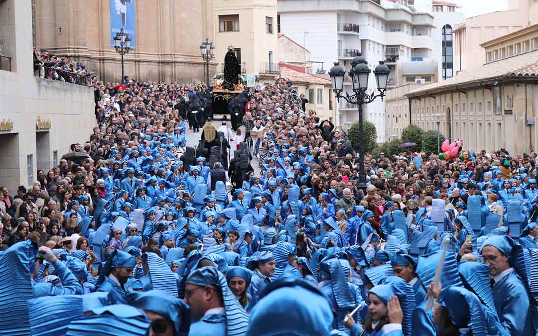 El Santo Entierro en Alcañiz, un momento emblemático de la Semana Santa del Bajo Aragón, Patrimonio Cultural Inmaterial de la Humanidad por la UNESCO, donde el sonido del tambor y el bombo reúne a miles de personas cada año./ N. Altaba
