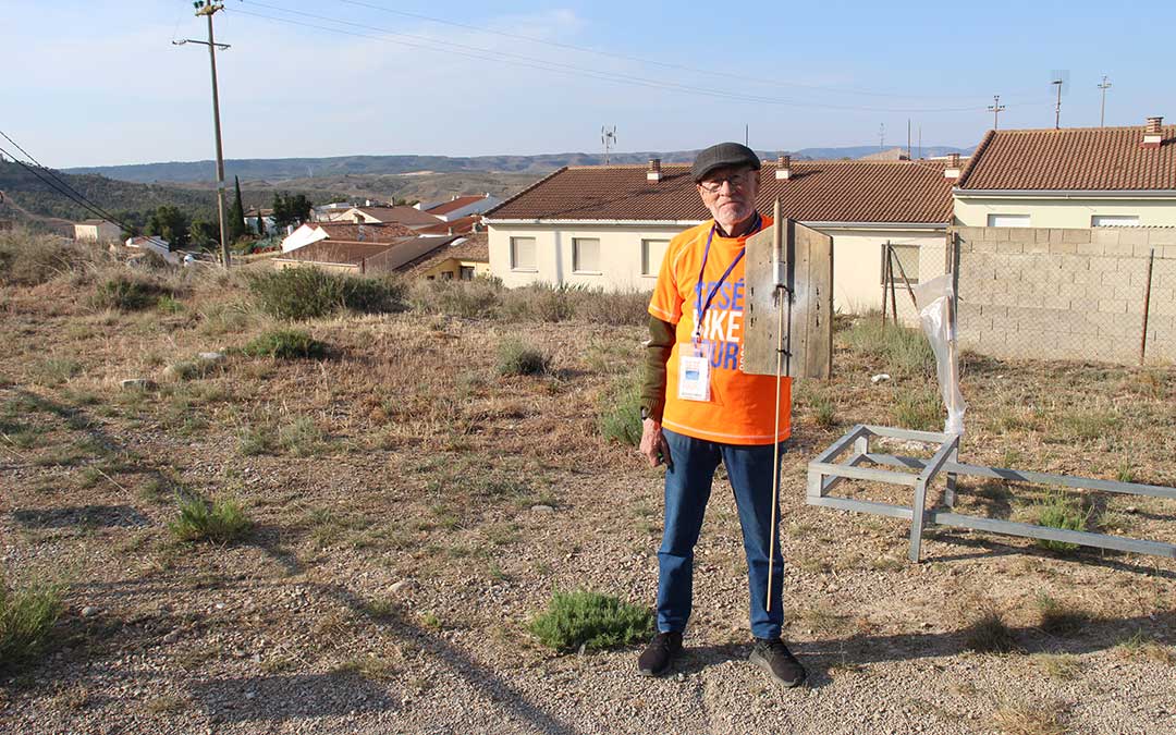 Antonio Saura ‘El Huetero’ como voluntario preparado para dar la salida al estallido del cohete de la Sesé Bike Tour de 2023 en Urrea. / B. Severino