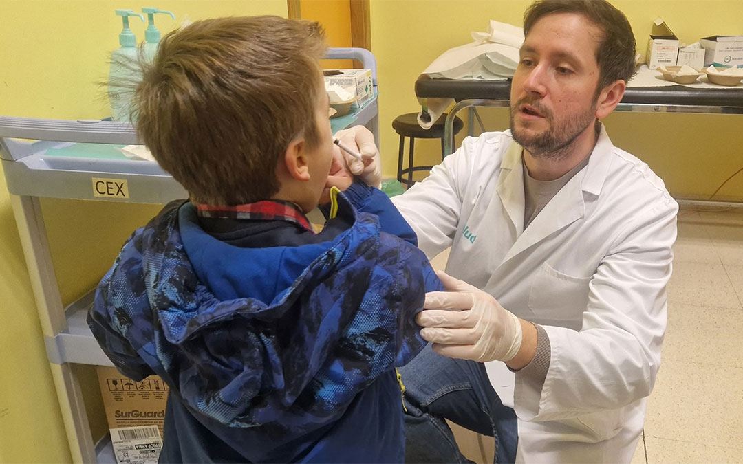 Un niño es vacunado en el punto extraordinario que se instaló en el Hospital Provincial./ DGA