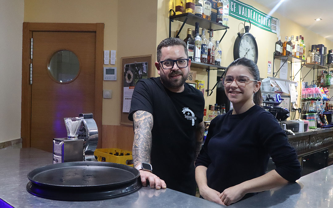 Paco Sánchez y Crina Alieta Chiorean, al frente del bar Herrero de Valdealgorfa. / Alba Zurita