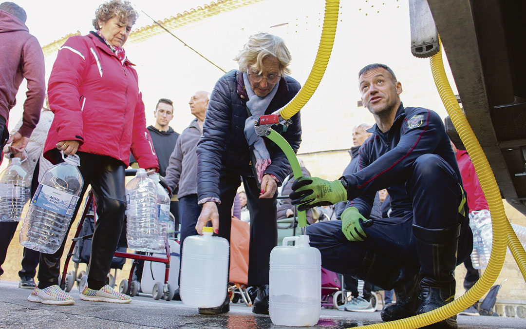 Viaje de los Bomberos de la DPT a llenar garrafas de agua en Valdealgorfa, pueblo afectado como La Codoñera. / B. Severino