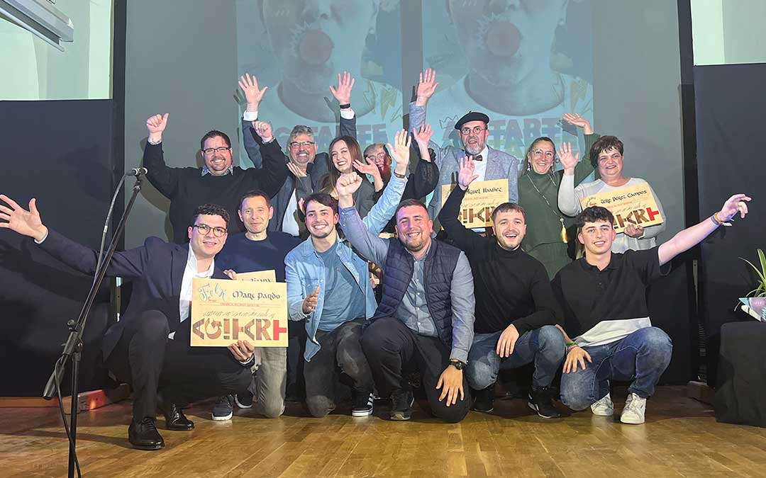 Foto de familia de premiados y autoridades./ C.O.