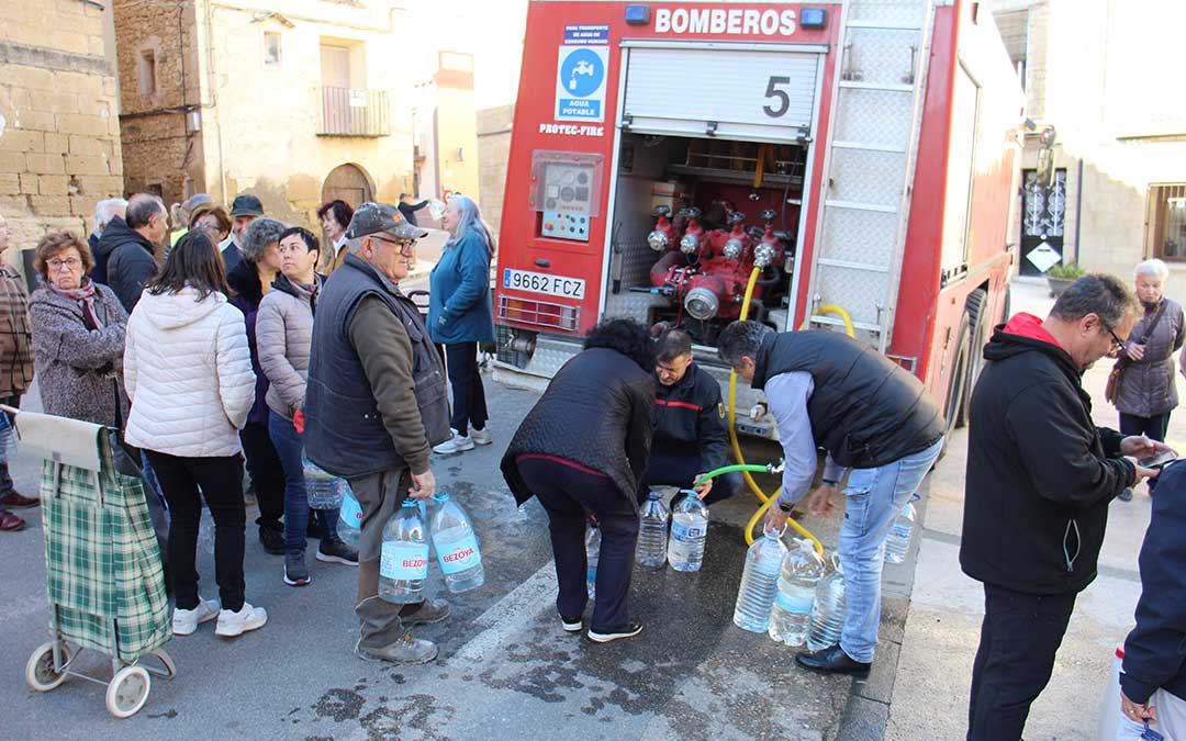 Voluntarios del grupo de Respuesta Rápida ante Emergencias de Valdealgorfa ayudaron con el llenado y traslado de garrafas de agua. / B. Severino