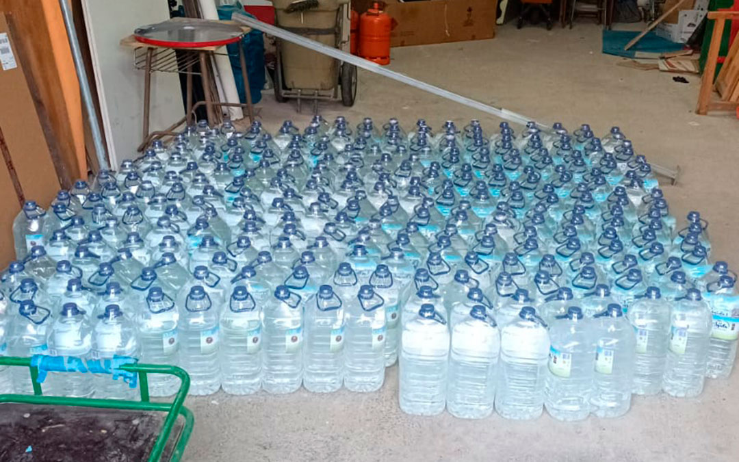 Parte de las 288 garrafas destinadas a distribuir en Valmuel./ Ayto.
