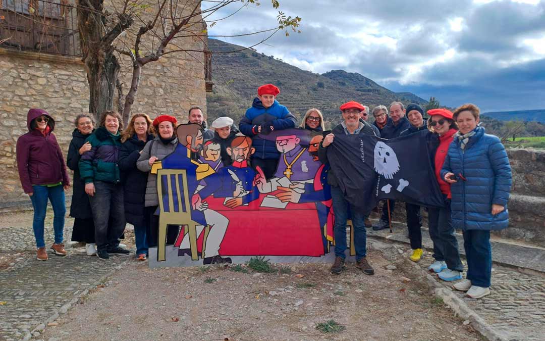 Los asistentes a la última visita guiada del proyecto 'Territorio de las Guerras Carlistas' en Mirambel posan junto a figuras representativas del conflicto histórico. A la derecha, Serafina Buj, guía turística y promotora de las rutas./ S.B.