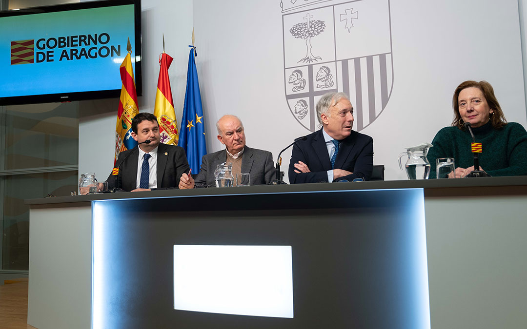 Octavio López y Miguel Ángel Arminio, consejero de Fomento y director de Carreteras de la DGA, respectivamente, en comparecencia en rueda de prensa con el alcalde de Alcañiz, Miguel Ángel Estevan, y la alcaldesa de Fuentes de Ebro, María Pilar Palacín. / Fabián Simón-DGA