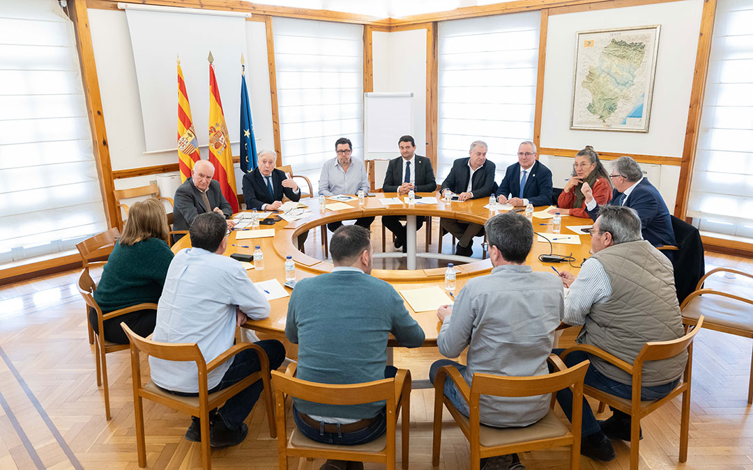 Reunión en el Pignatelli de los alcaldes de la A-68 con la consejería de Fomento. / Fabián Simón-DGA