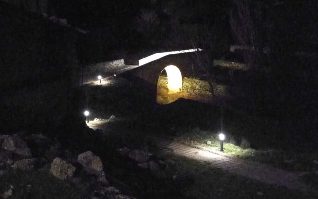 Nueva iluminación del puente medieval en Torre de Arcas