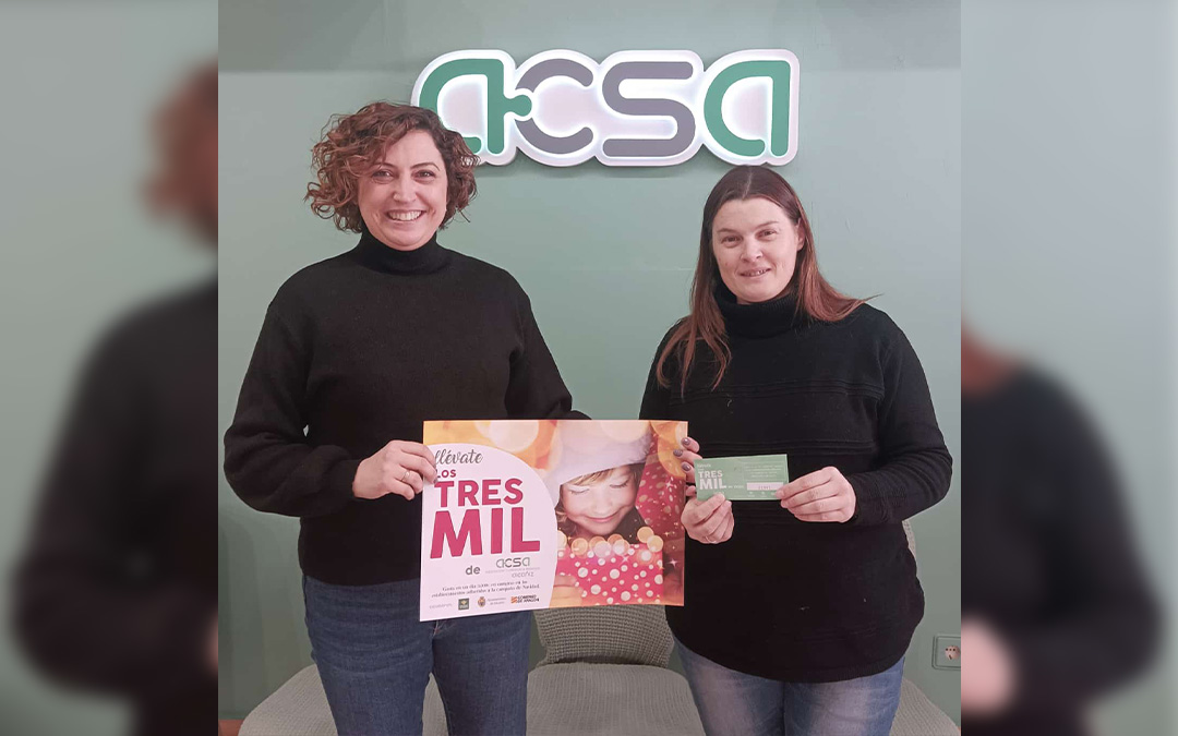 La gerente de ACSA, Irene Quintana, junto a la agraciada del sorteo, Mª José Martínez Blanco./ ACSA