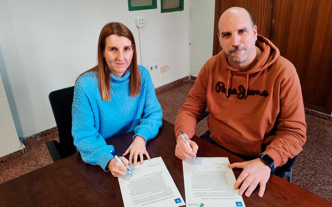 Anabel Fernández y Joaquín Egea han firmado el acuerdo./ TE