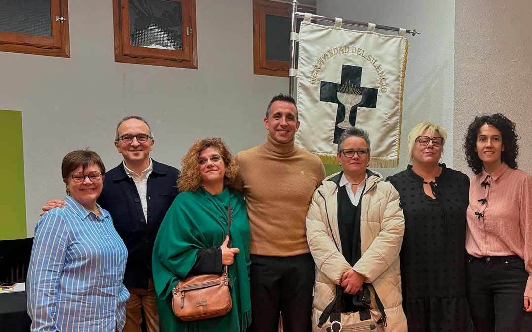 Miembros de la Junta junto con la representante de AFEDABA 'Los Calatravos'./ Silencio.