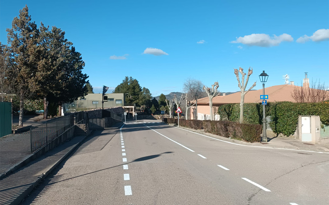 La travesía de la TE-V-8301 en Aguaviva tiene ahora los carriles y el estacionamiento delimitado./ Ayuntamiento de Aguaviva