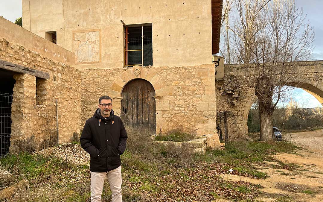 El alcalde de Aguaviva, Aitor Clemente, delante del Molino Harinero del siglo XVIII que se está adecuando para contar con dos pisos turísticos con una capacidad total para 12 personas / C.O.
