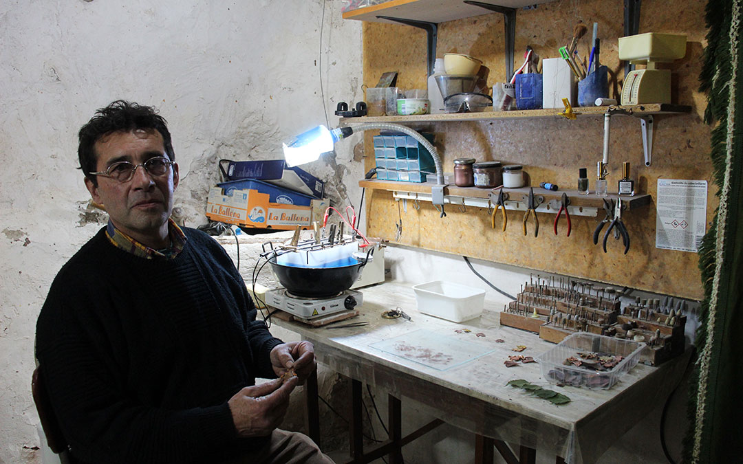 Monís en su mesa repleta de ejemplares ordenados y la cubeta de electroformado, donde cada pinza sujeta una hoja. / B. Severino